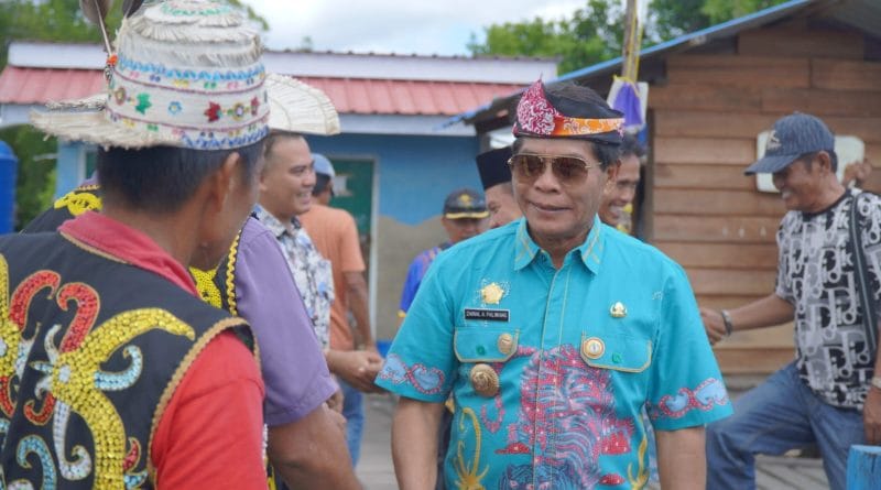 //dkisp// PRODUK LOKAL : Gubernur Kaltara, DR (HC) H Zainal A Paliwang, M.Hum mengenakan aksesoris khas Kaltara dalam tiap kesempatan sebagai upaya mempromosikan produk lokal di Kaltara.