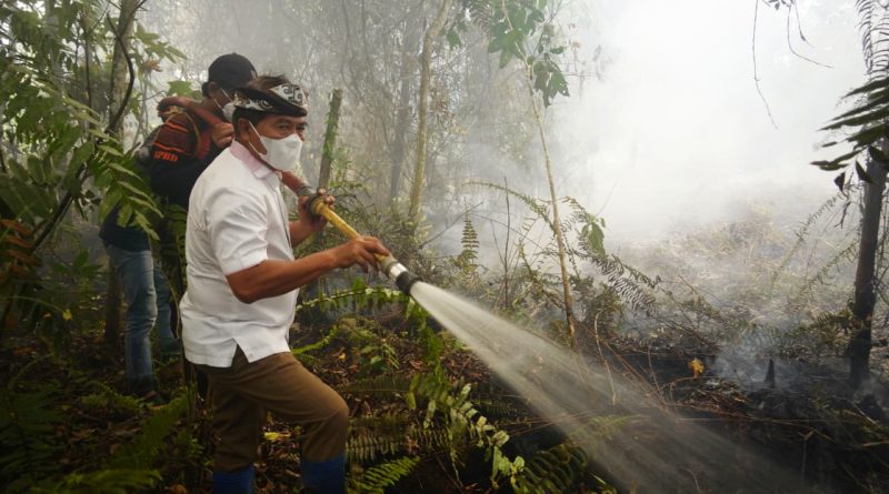 Gubernur Turun Langsung Padamkan Karhutla di Selimau
