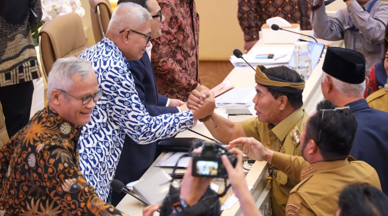 Gubernur Zainal RDP dengan Komisi II DPR RI di Jakarta