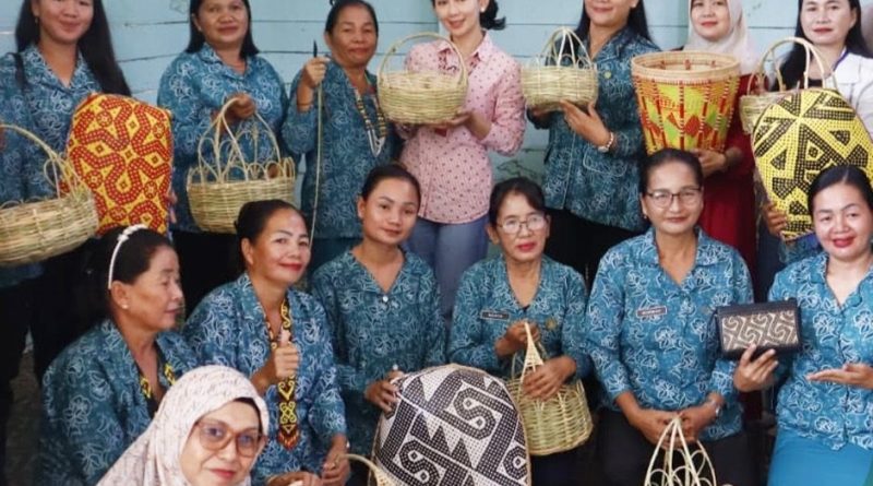 Ketua Dekranasda Nunukan Dorong Pelestarian Kerajinan Rotan melalui Keterampilan Menganyam